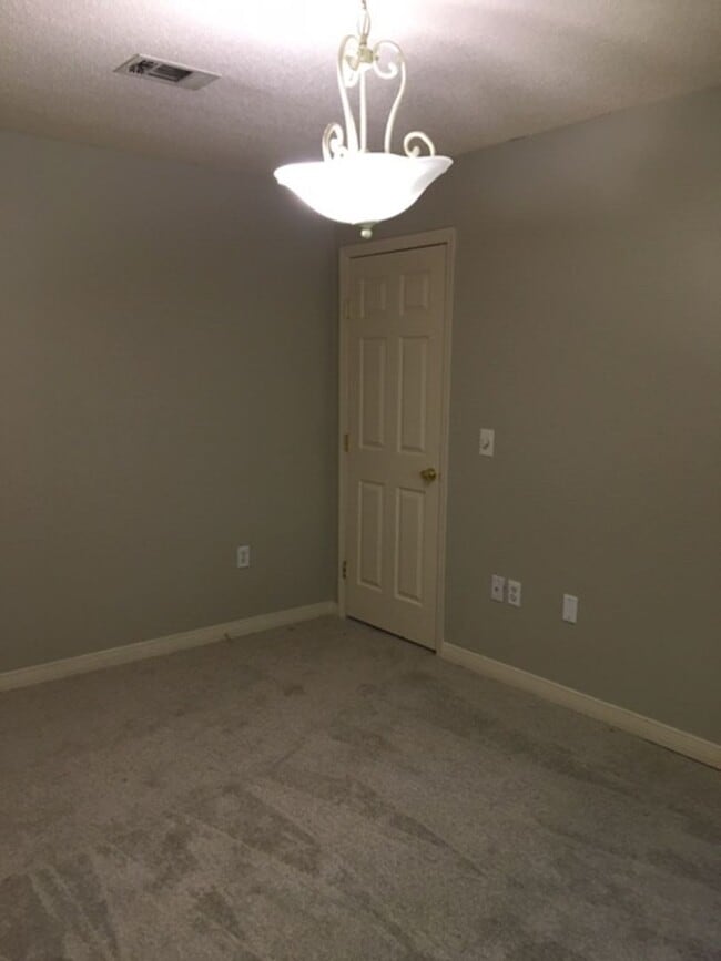 Building Photo - 3 Bedroom 2 Bath