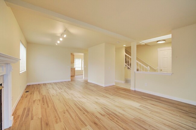 Building Photo - 3Bd/2.5Ba Lynnwood Duplex