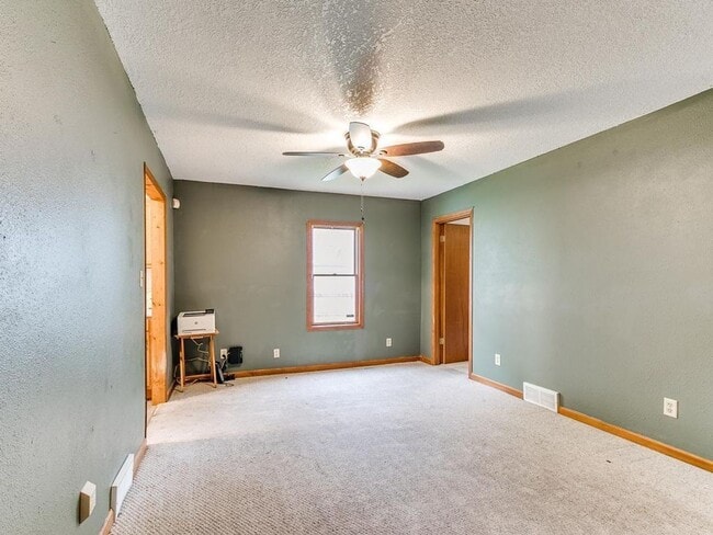 Building Photo - Spacious 5-Bedroom Home Near Drake University