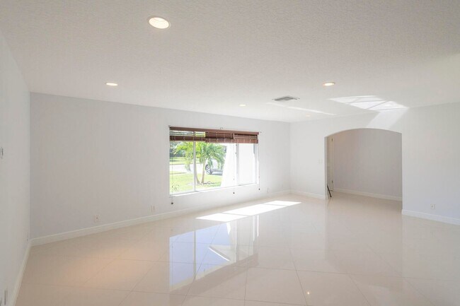 Building Photo - 2289 Windsor Rd