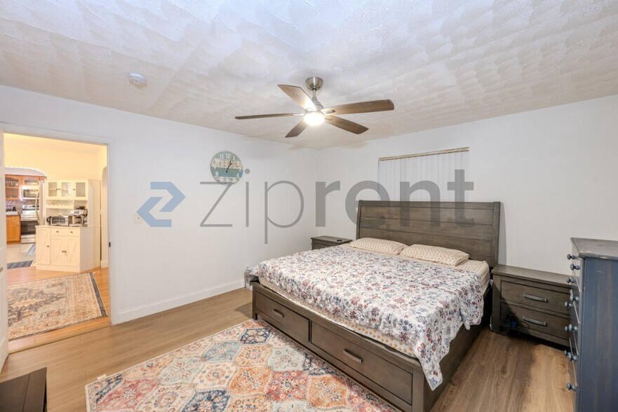 Building Photo - Unit