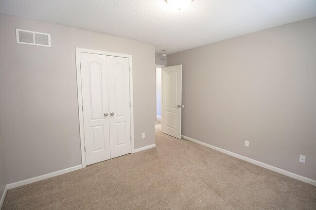 Building Photo - 208 Jackal Dr