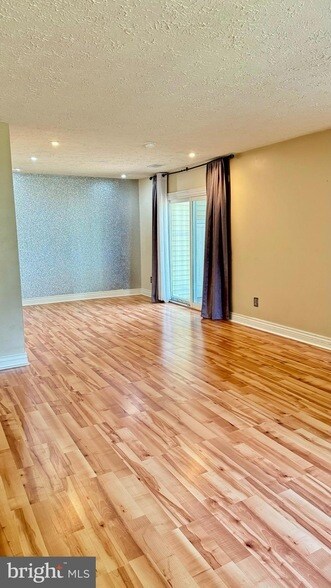 Building Photo - 3010 New Oak Ln
