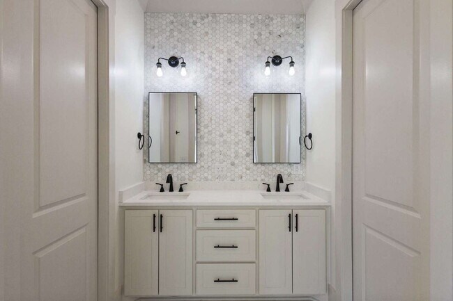 Building Photo - Luxury Townhome for Rent in Waterpointe | 3 Bed | 2.5 Bath | Private Courtyard