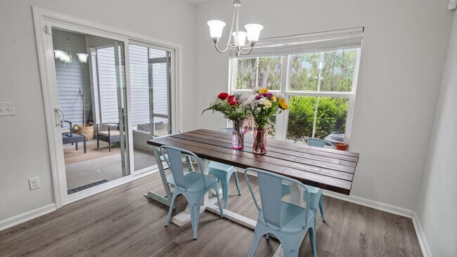 Building Photo - Stylish 3 Bedroom Townhome in The Commons – Richmond Hill Living at Its Finest