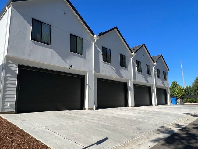Building Photo - Beautiful, Newer Townhome!  Walking distance to many amenities.