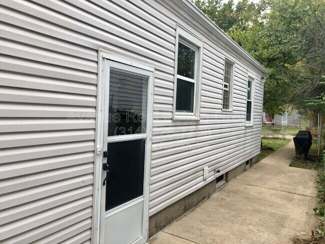 Building Photo - 5242 Parker Ave