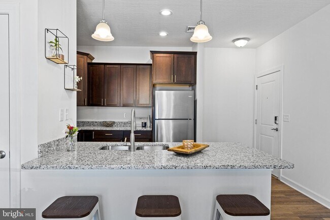 Building Photo - 1003 Admiral Ln