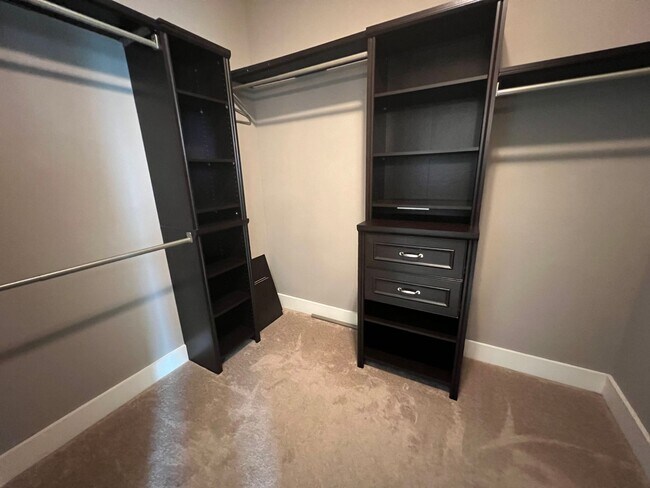 Building Photo - Beautiful Brick Home in Mimms Trail