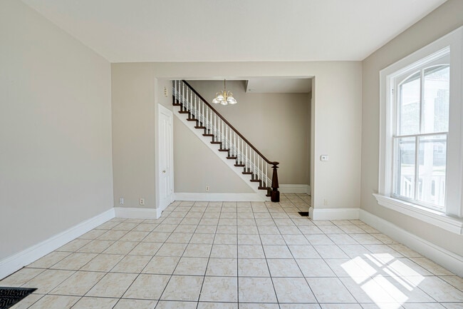 Building Photo - 373 Cedar St