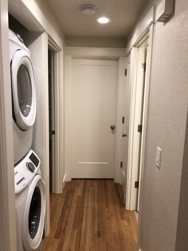 Building Photo - Like New Modern 2BD First Floor New Hardwo...