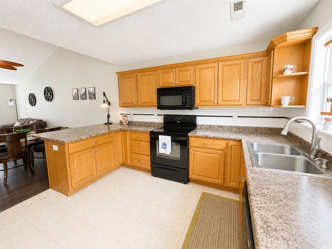 Building Photo - Black Mountain Townhome