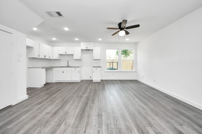 Building Photo - 2322 Wavell St