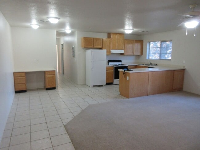 Building Photo - 2 Bedroom - 2 bath Apartment with Garage!