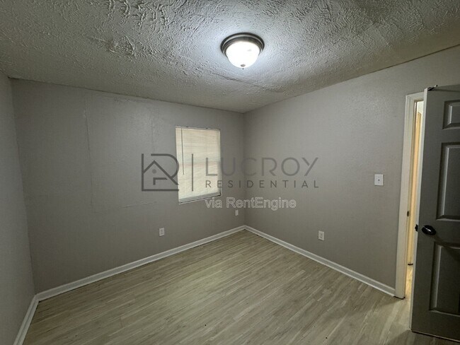 Building Photo - 229 Lawrence Rd
