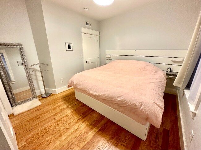 Building Photo - 326 Chelsea St