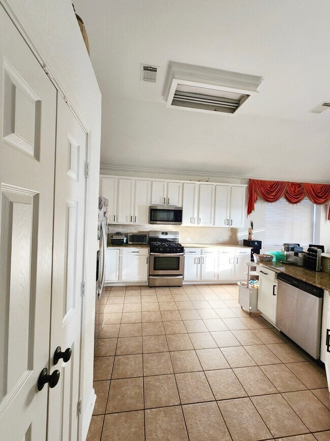 Building Photo - 9614 Pine Bank Ct