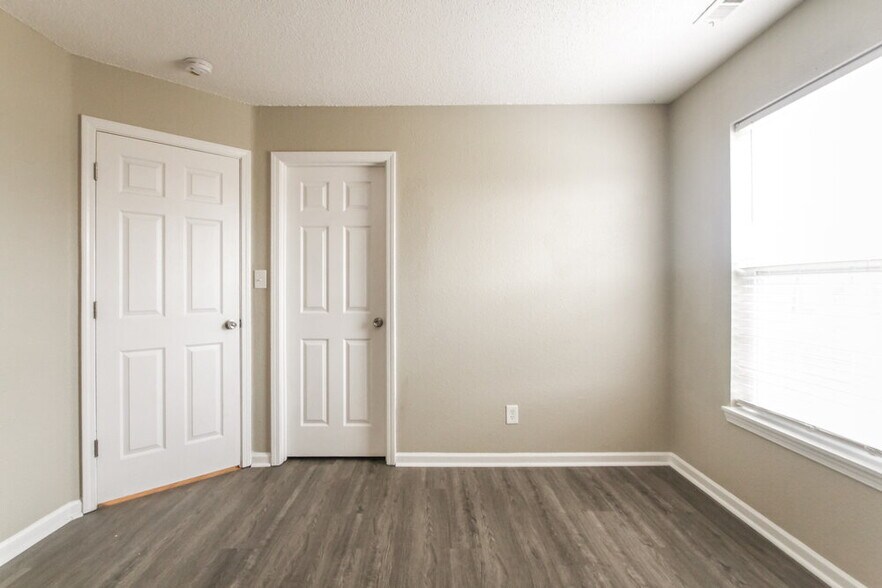 Building Photo - 607 Sweet Creek Dr