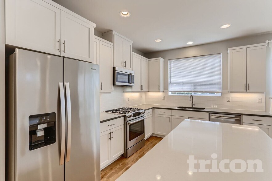 Building Photo - 5035 SE Knapp St