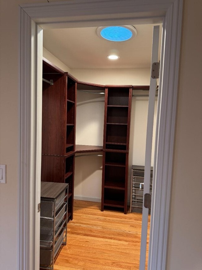 Building Photo - 1359 Country Club Dr