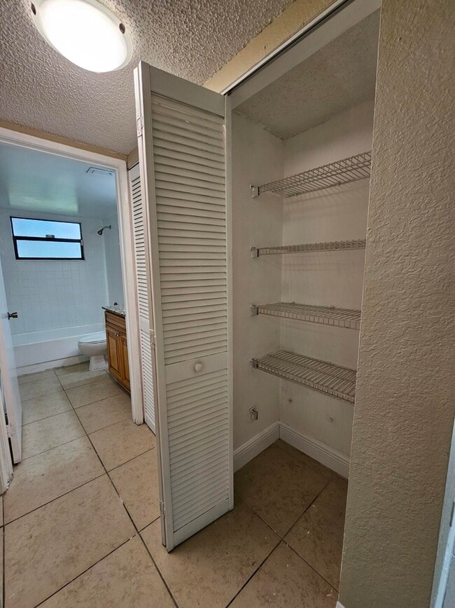 Building Photo - 1523 Lake Crystal Dr