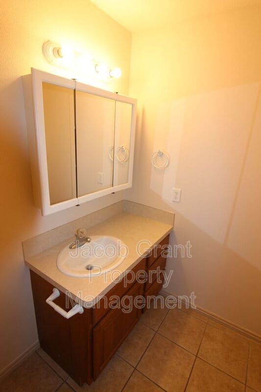 Building Photo - 4240 Willow Canyon Dr