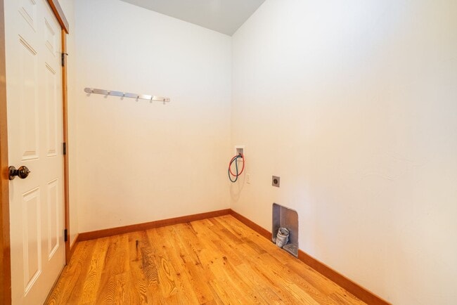 Building Photo - 3 Bed 2 Bath Single Home with wood floors ...