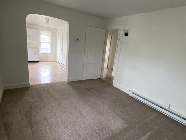 Building Photo - 637 Main St