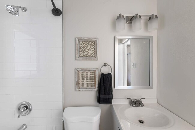 Building Photo - 631 Calhoun St