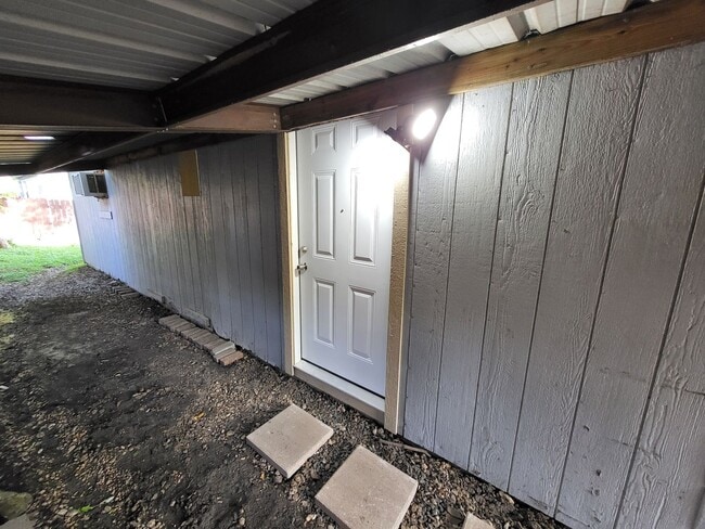 Building Photo - Garage Apartment