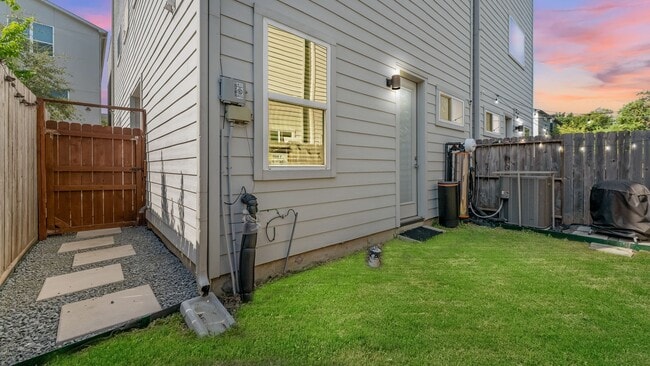 Building Photo - 607 Bayou St