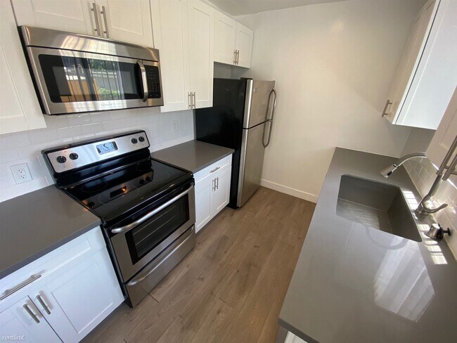 Building Photo - 1208 S Norton Ave