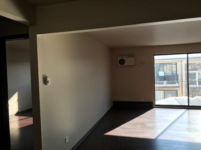 Primary Photo - 5121 N East River Rd