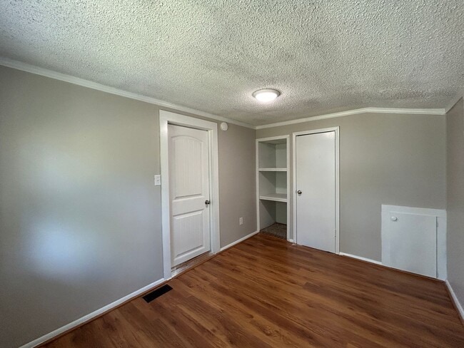 Building Photo - 2 Bed 1 Bath House - Walking Distance to D...