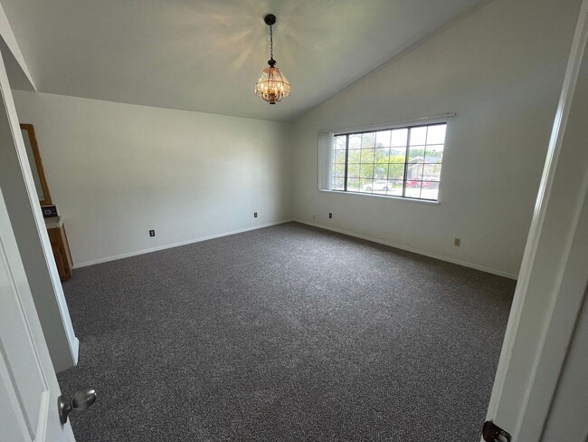 Building Photo - 1095 Robin Cir