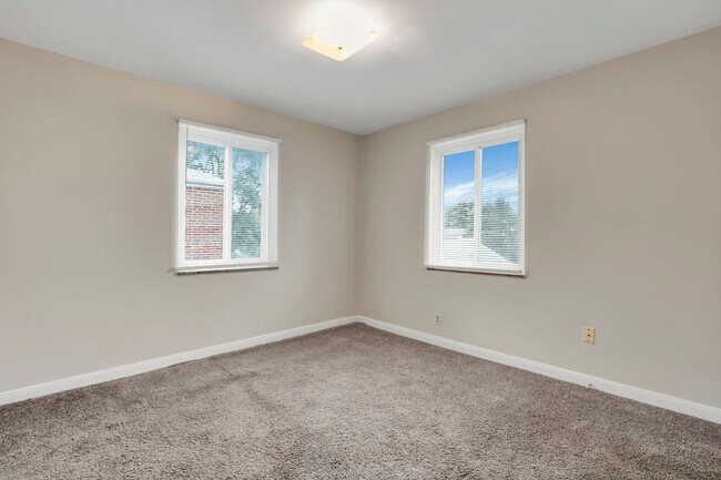 Building Photo - 404 S Chase Ave