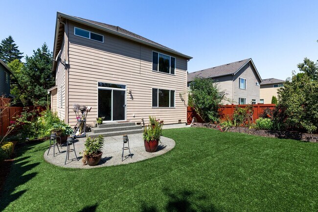 Building Photo - Beautiful 5 Bedroom 3 Bath Redmond Home!