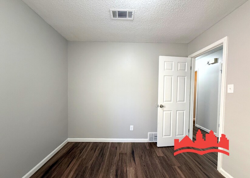 Building Photo - Welcome to 5495 Emerald Hills Dr!