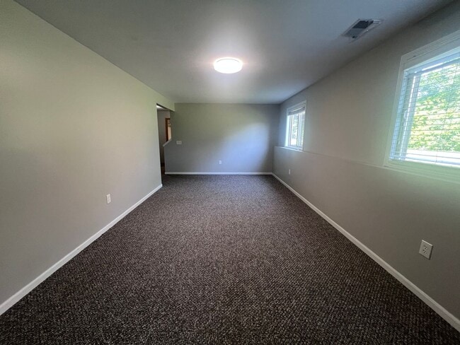 Building Photo - Spacious Duplex in Walker! Two Stall Garage!