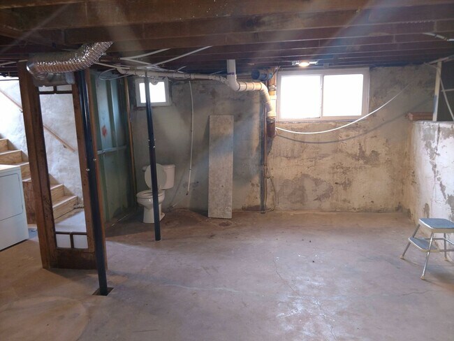 Building Photo - ALL PROSPECTIVE TENANTS MUST SUBMIT A $58 ...