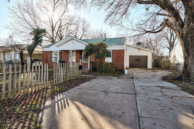 Building Photo - Move in Special !! $250 Off your First Full Month Rent! Beautiful Large 4BD/2BTH Home Near Tinker...