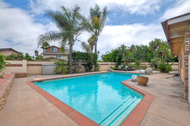 Building Photo - Pool  home on the Coast.