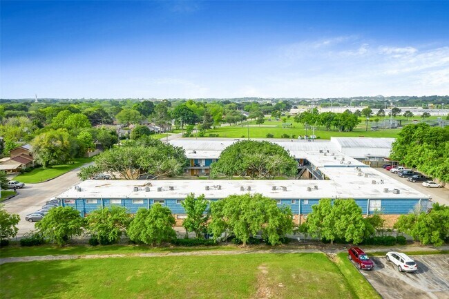 Building Photo - 1305 Memorial Dr