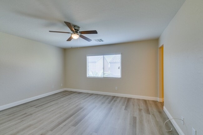 Building Photo - Upgraded spacious 4bedroom home near Mountains Edge!