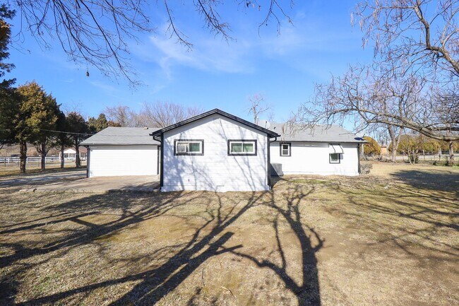 Building Photo - 4 Bed | 1.5 Bath in North Tulsa!