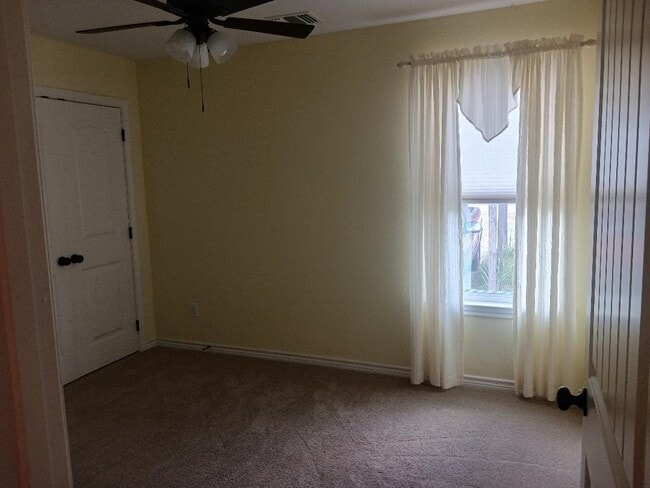 Building Photo - 5404 Lake View Dr