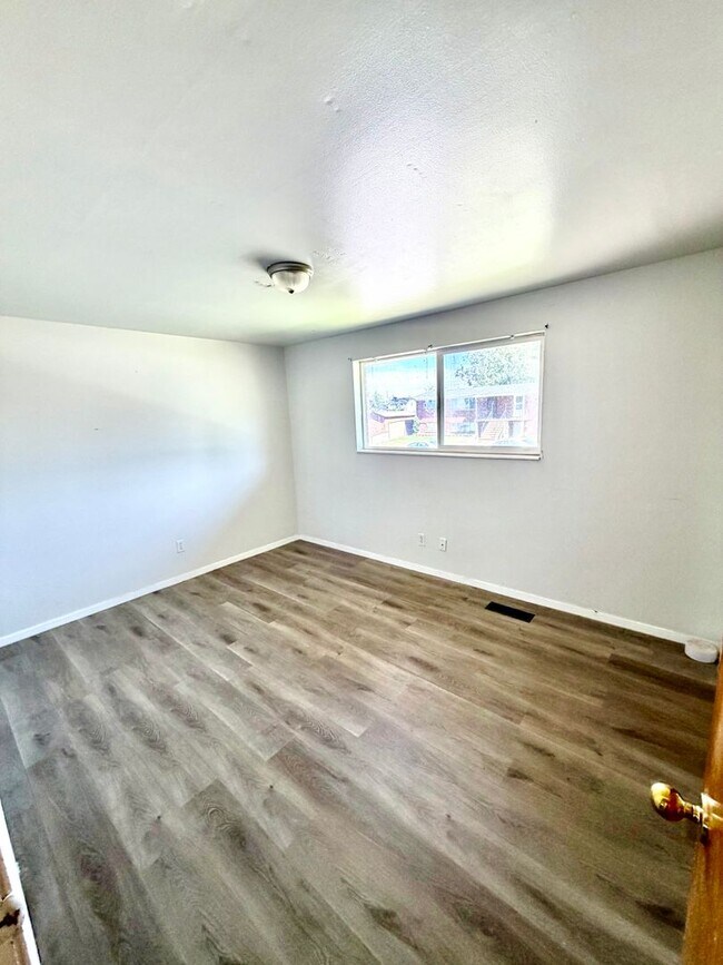 Building Photo - 105 W 250 N