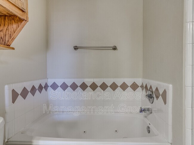 Building Photo - 901 NE 26th Ct