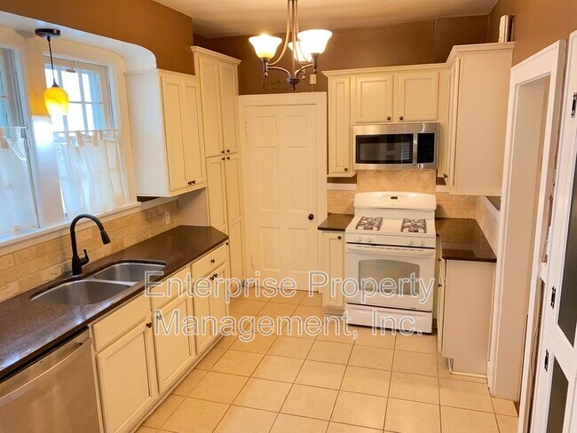 Building Photo - 451 S Reese St