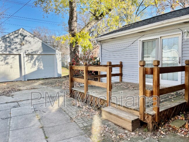 Building Photo - 1311 E Monroe St